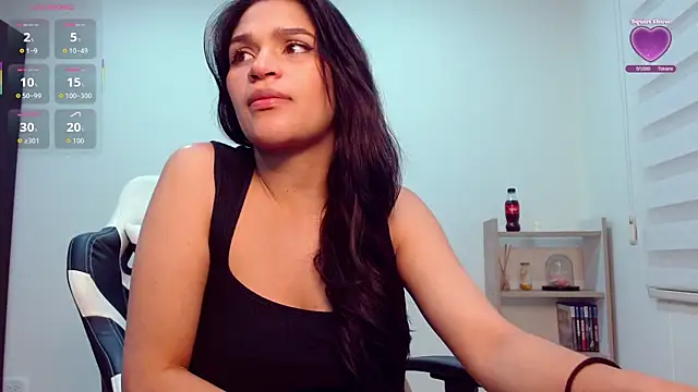 Snapshot of Roxxi_2110 chatting on October 1, 2025, 1:00 am Roxxi 2110 online show from October 1, 2025, 1:00 am