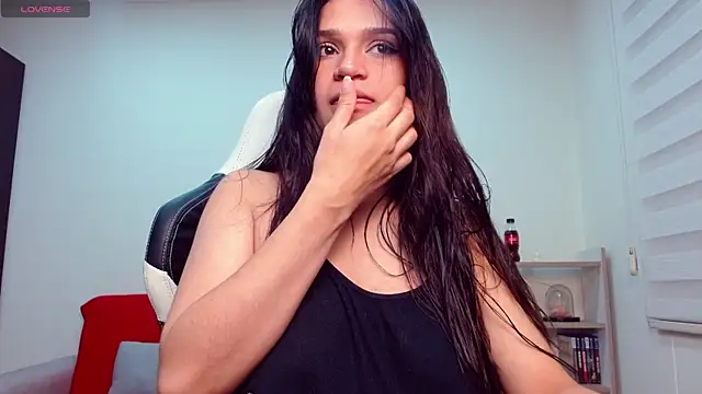 Snapshot of Roxxi_2110 chatting on October 2, 2025, 12:58 am Roxxi 2110 online show from October 2, 2025, 12:58 am
