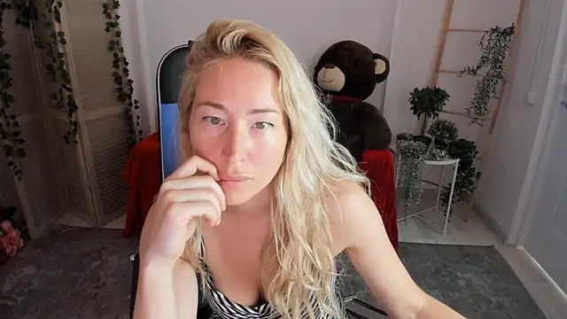 Snapshot of AstraMonroe chatting on July 22, 2026, 10:06 am AstraMonroe online show from July 22, 2026, 10:06 am