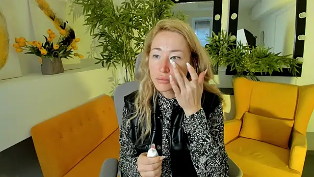 AstraMonroe online show from September 26, 2025, 5:03 am