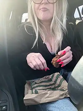 Snapshot of SuzieSub chatting on February 27, 2026, 9:09 am SuzieSub online show from February 27, 2026, 9:09 am