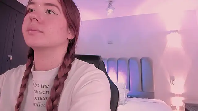 Snapshot of AlliceLover chatting on December 22, 2025, 11:54 am AlliceLover online show from December 22, 2025, 11:54 am