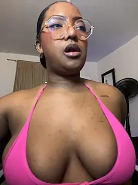 Snapshot of Naomisweett1 chatting on November 15, 2025, 5:00 am Naomisweett1 online show from November 15, 2025, 5:00 am