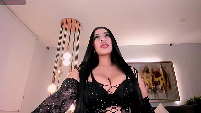 LeahLombardi  online show from November 15, 2025, 7:51 pm