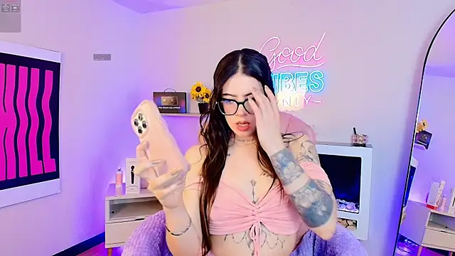 Snapshot of Alice_Vixen chatting on May 2, 2026, 12:32 pm Alice Vixen online show from May 2, 2026, 12:32 pm