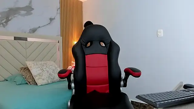 AURORAMARTIN2 online show from September 17, 2025, 7:38 pm