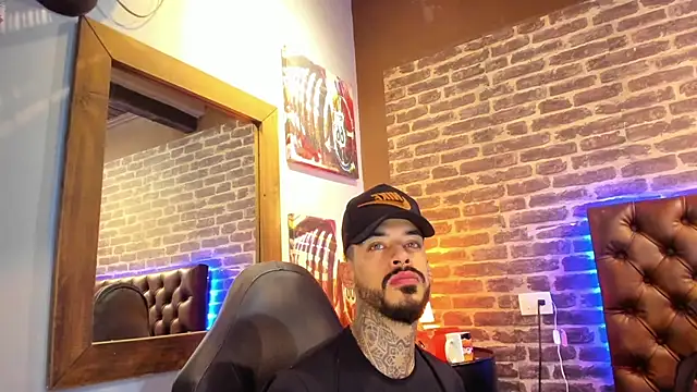 VinzenzRizzo online show from October 29, 2025, 4:11 am