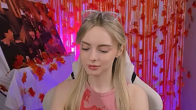 JuliaBrewwer online show from November 21, 2025, 11:42 am