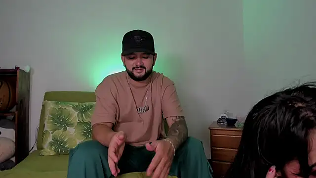 Snapshot of lola_n_apolo chatting on October 13, 2025, 1:29 am lola n apolo online show from October 13, 2025, 1:29 am