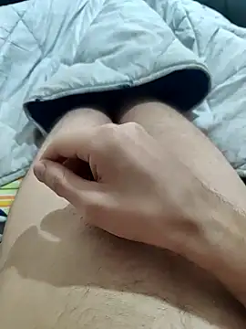 emrekzlk52 online show from February 12, 2026, 12:16 pm