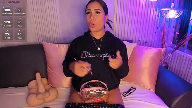 MarianaaSantos online show from October 27, 2025, 3:57 pm