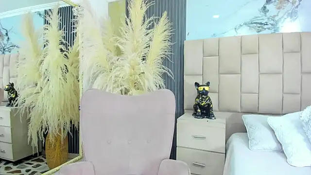 cloesummerr  online show from February 15, 2026, 12:48 pm