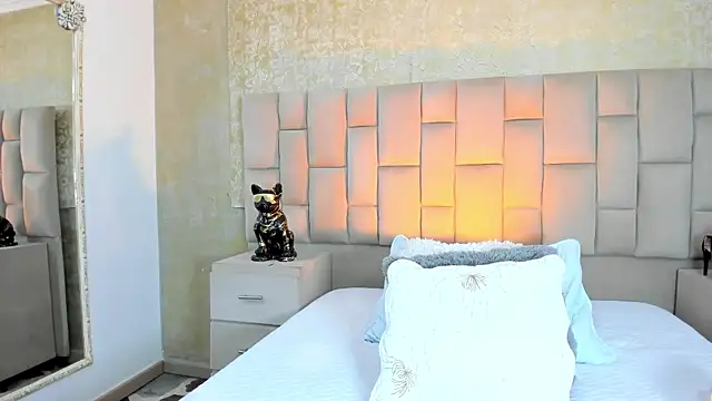 cloesummerr  online show from November 8, 2025, 1:36 pm