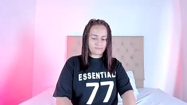 Snapshot of Zafiro__Brown chatting on October 29, 2025, 10:58 am Zafiro Brown online show from October 29, 2025, 10:58 am