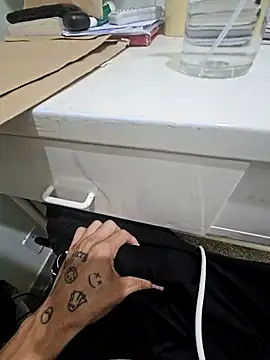 Snapshot of Saraiva2002 chatting on December 2, 2025, 1:24 pm Saraiva2002 online show from December 2, 2025, 1:24 pm