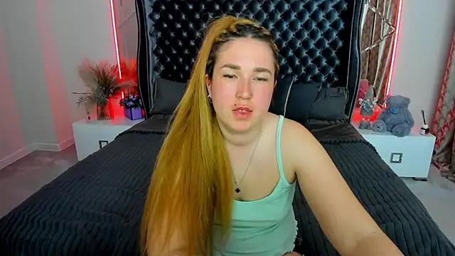 Snapshot of Sofii_darling chatting on April 16, 2026, 9:39 pm Sofii darling online show from April 16, 2026, 9:39 pm