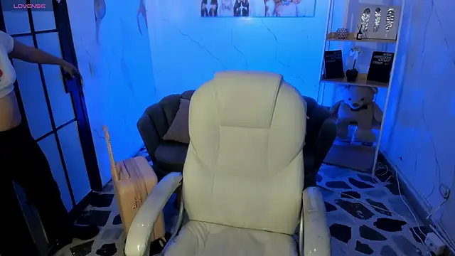 Starbutterflyy  online show from October 3, 2025, 3:52 am