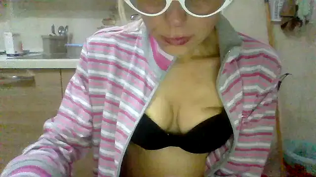 Kelly80 online show from May 19, 2026, 2:51 am