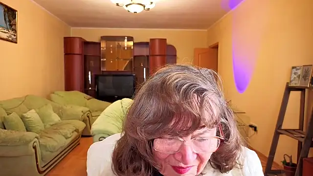 Snapshot of Betty_Brick chatting on December 22, 2025, 12:33 am Betty Brick online show from December 22, 2025, 12:33 am