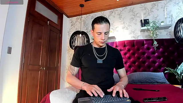 Snapshot of Dustin_Sonne chatting on November 11, 2025, 3:45 am Dustin Sonne online show from November 11, 2025, 3:45 am