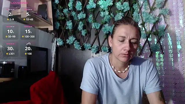 Snapshot of darling_hott chatting on October 16, 2025, 10:12 am darling hott online show from October 16, 2025, 10:12 am