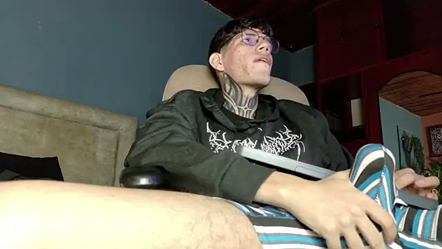 Snapshot of david_huge chatting on February 23, 2026, 4:03 am david huge online show from February 23, 2026, 4:03 am