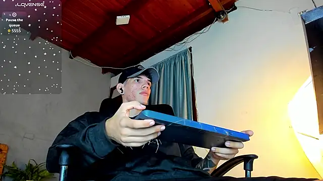 Snapshot of david_huge chatting on December 17, 2025, 1:32 am david huge online show from December 17, 2025, 1:32 am