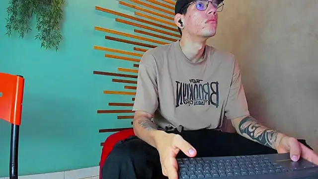 Snapshot of david_huge chatting on October 8, 2025, 1:23 pm david huge online show from October 8, 2025, 1:23 pm