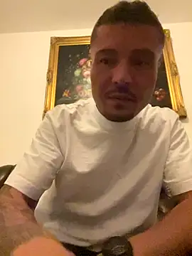 Snapshot of OfferedTearing chatting on September 28, 2025, 7:10 pm OfferedTearing online show from September 28, 2025, 7:10 pm