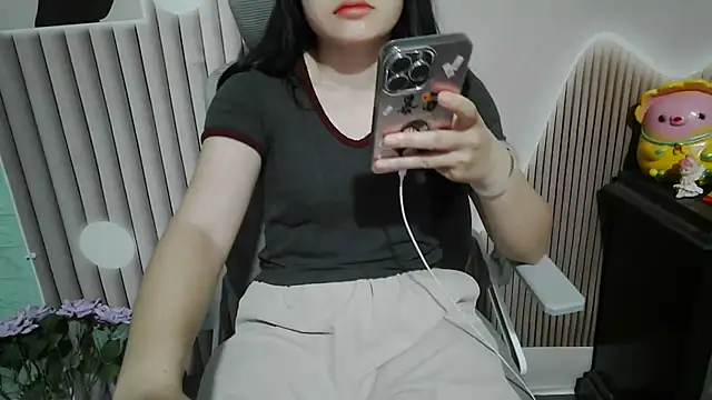 Snapshot of Emachiii chatting on October 10, 2025, 12:11 am Emachiii online show from October 10, 2025, 12:11 am