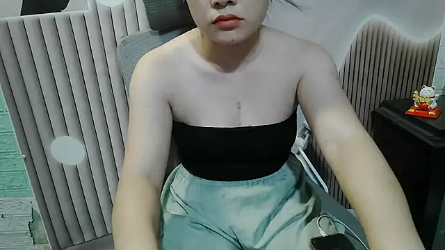 Snapshot of Emachiii chatting on September 19, 2025, 5:33 am Emachiii online show from September 19, 2025, 5:33 am