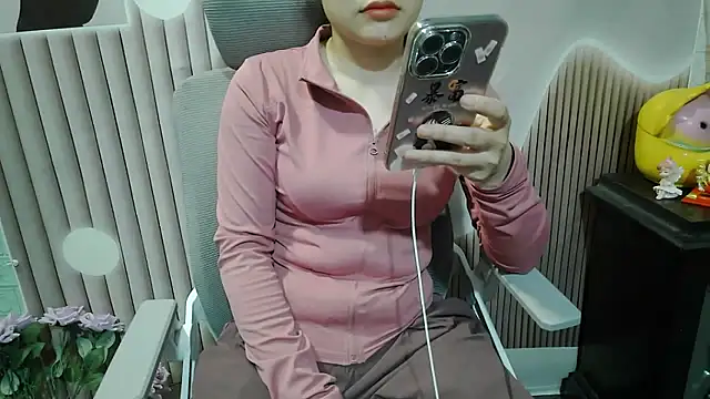 Snapshot of Emachiii chatting on October 7, 2025, 12:55 am Emachiii online show from October 7, 2025, 12:55 am