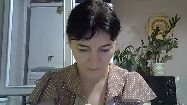 Krystal 82 online show from November 7, 2025, 4:00 pm