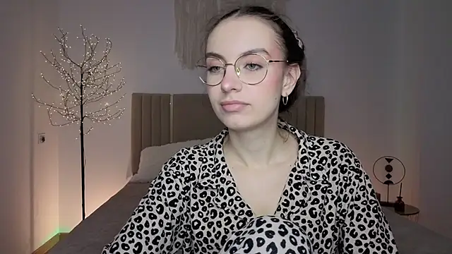 Real cutie1 online show from March 25, 2026, 1:43 pm