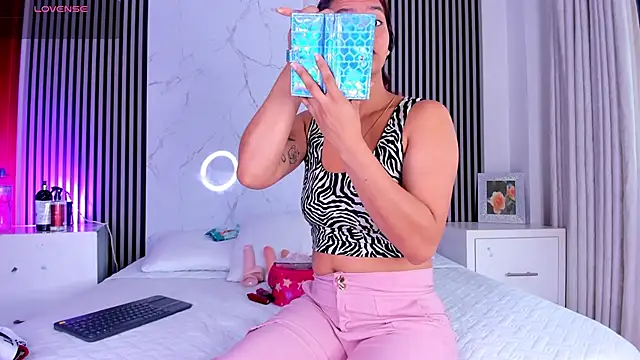 JackAndRosse  online show from October 17, 2025, 1:24 pm