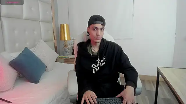 Snapshot of dark_sun302 chatting on December 16, 2025, 12:15 am dark sun302 online show from December 16, 2025, 12:15 am