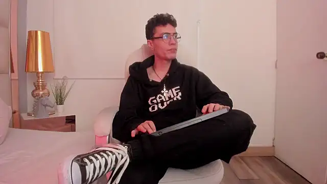 Snapshot of dark_sun302 chatting on November 12, 2025, 9:40 pm dark sun302 online show from November 12, 2025, 9:40 pm