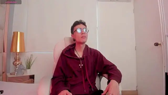 Snapshot of dark_sun302 chatting on November 17, 2025, 8:46 pm dark sun302 online show from November 17, 2025, 8:46 pm