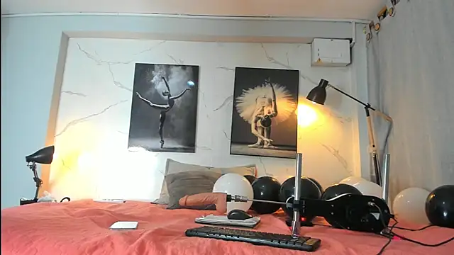 Evaa 18 online show from October 31, 2025, 6:04 pm