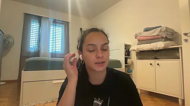 Snapshot of Maia_Park chatting on May 10, 2026, 3:58 pm Maia Park online show from May 10, 2026, 3:58 pm