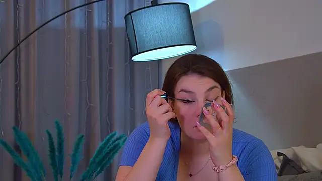 KarenClarks online show from November 14, 2025, 6:33 pm