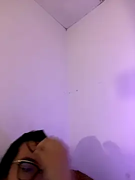 Emily Taylor2 online show from November 27, 2025, 4:02 am