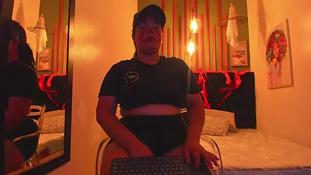 Snapshot of Laura_Sex19 chatting on October 31, 2025, 12:24 pm Laura Sex19 online show from October 31, 2025, 12:24 pm