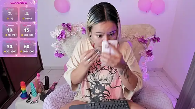 Nataliahenao69 online show from October 24, 2025, 2:27 pm