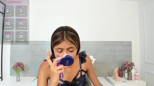 sunnyWhitee online show from December 4, 2025, 7:24 pm