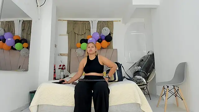 Snapshot of Lady_miss___ chatting on October 27, 2025, 11:44 am Lady miss online show from October 27, 2025, 11:44 am