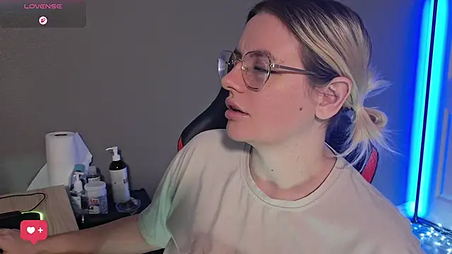 Snapshot of Charlies_world chatting on December 5, 2025, 5:55 pm Charlies world online show from December 5, 2025, 5:55 pm