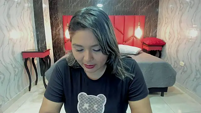 LatinaHoleQueen online show from November 29, 2025, 2:39 pm