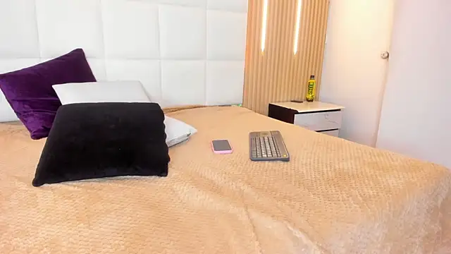 Elody rousse online show from February 10, 2026, 2:49 pm