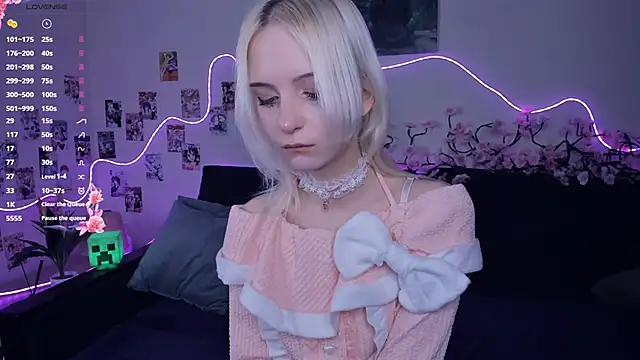 Megan--chan online show from November 29, 2025, 8:09 pm